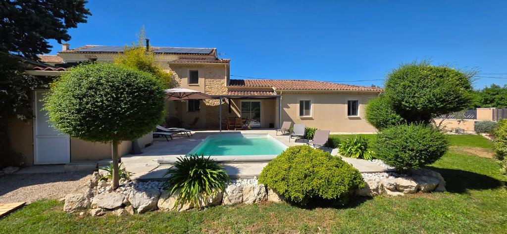 a house with a swimming pool in a yard at Villa Elara provençale avec piscine 4 étoiles in Sarrians