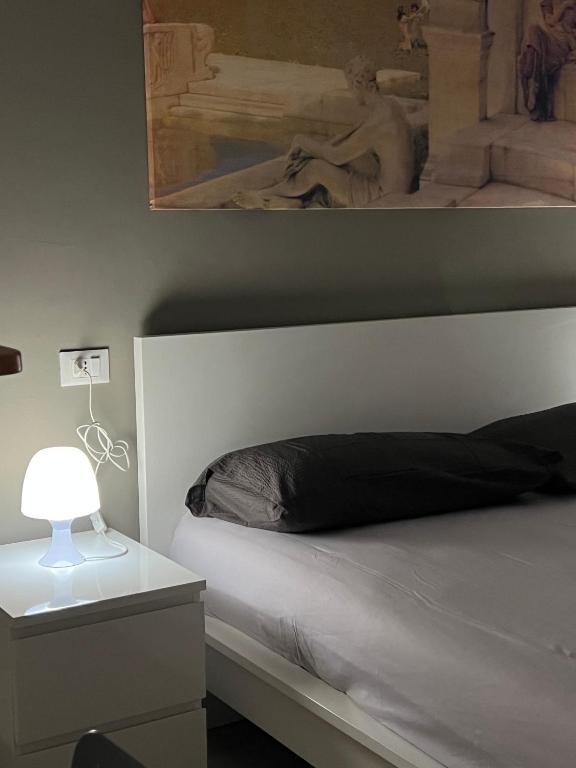 a bedroom with a bed and a painting on the wall at La Tulè in Popoli