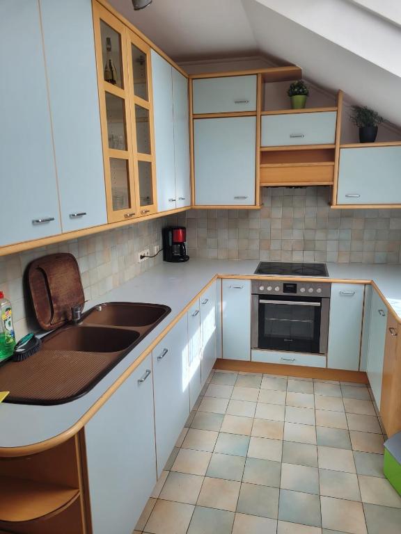 a kitchen with white cabinets and a sink at Geräumige Monteurwohnung in Mistelbach
