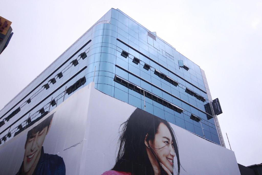 un edificio con dos caras a un lado. en Busan Platinum Hotel Nampo, en Busan