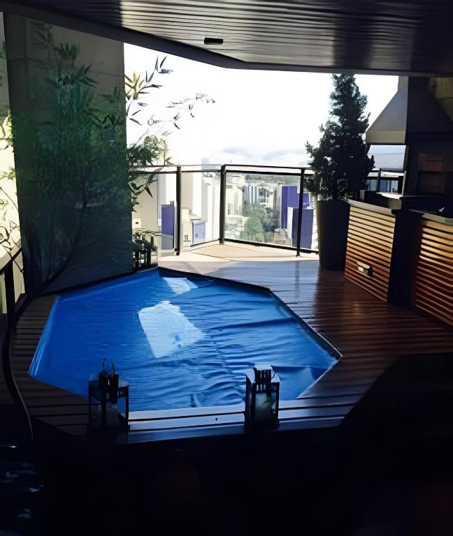 a large blue swimming pool in a house at Refúgio Morumbi: Piscina aquecida e espaço gourmet in São Paulo