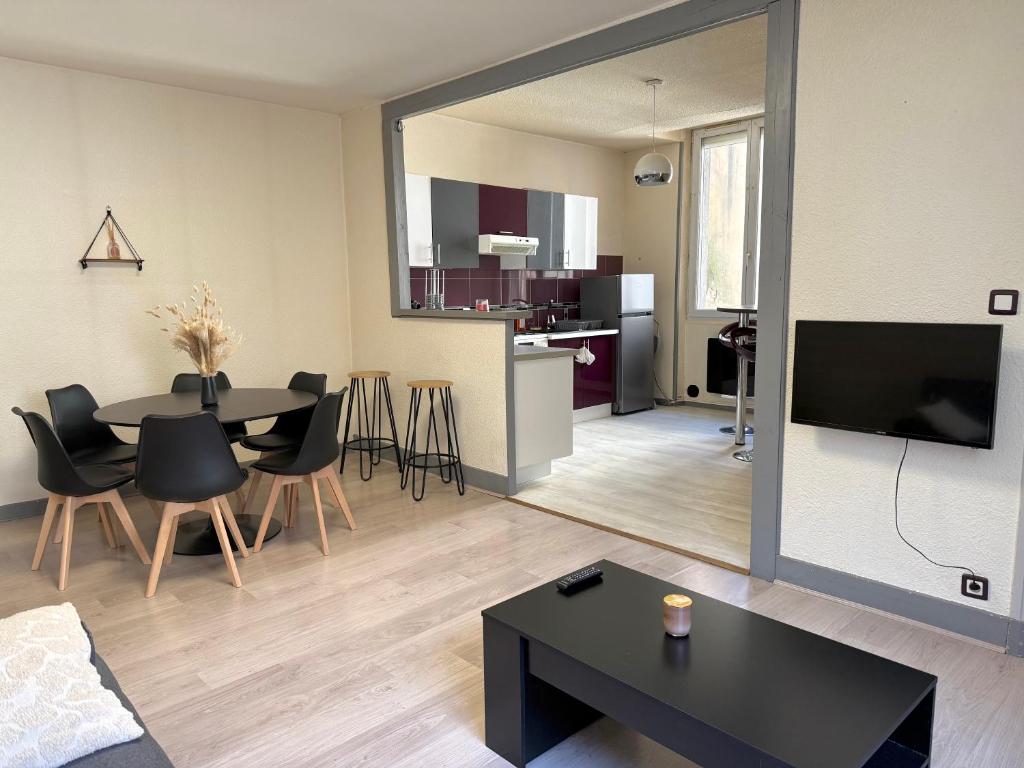 a living room with a table and a dining room at Le Fonctionnel - Central in Mâcon