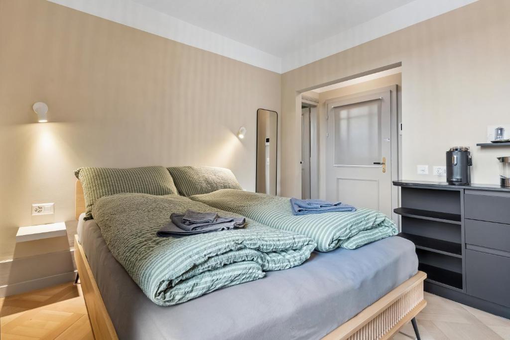 a bedroom with a bed with towels on it at Union Lodge Berna in Bern