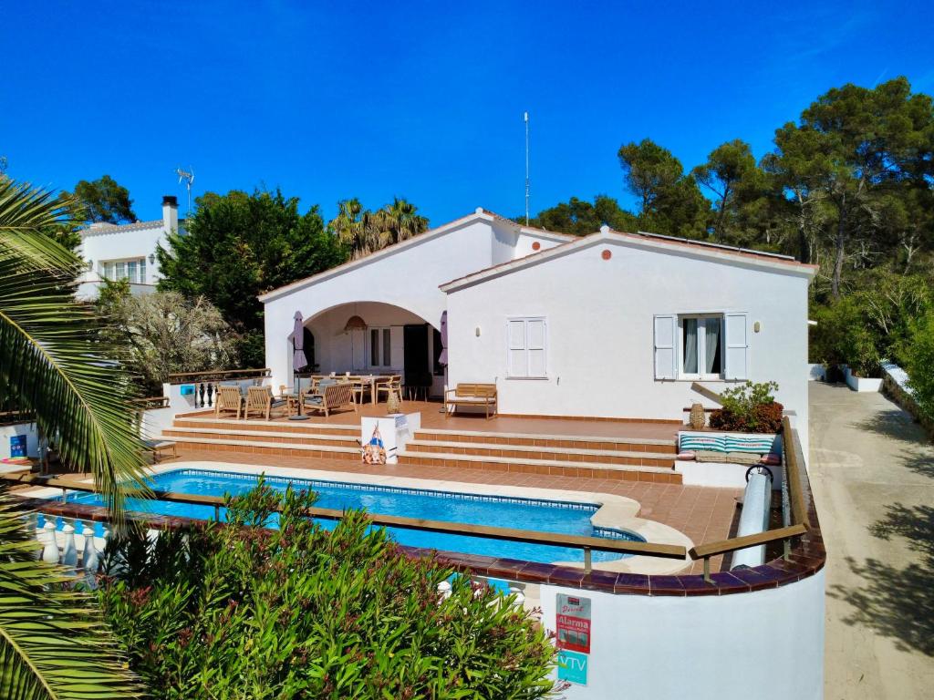 a house with a swimming pool in front of a house at La FINCAD4 entre plages et Forêt in Son Parc