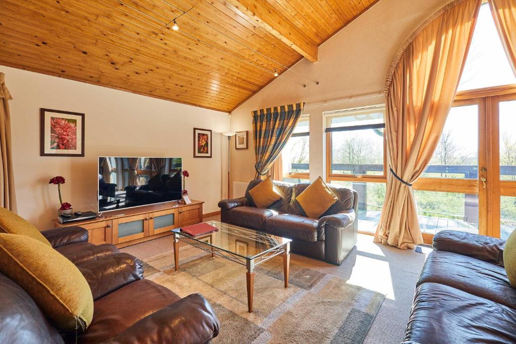 a living room with leather couches and a television at Host & Stay - Lodge 32 in Belton