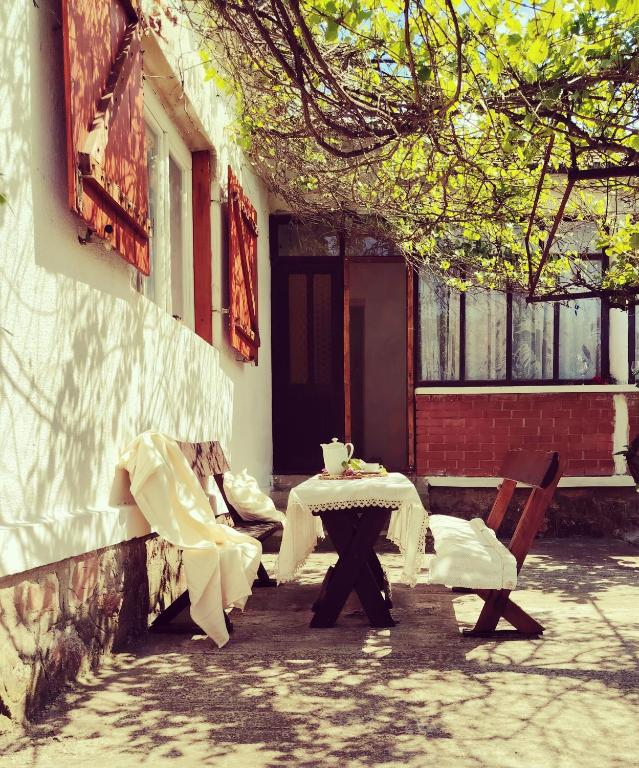 a table and chairs sitting outside of a building at Bistrički mir - Rustic House in Petrovac na Mlavi