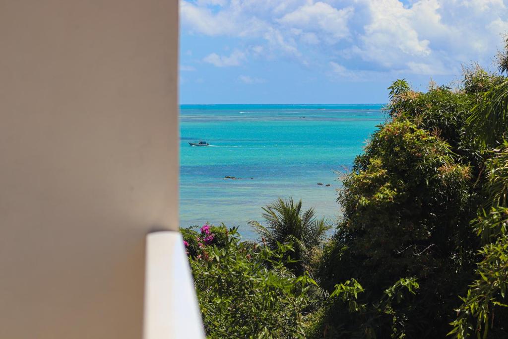 a view of the ocean from a house at Bela Vista Japaratinga Flats e Temporada in Japaratinga
