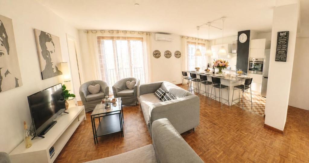 T4 3 chambres 4 étoiles clim et garage option ideal groupe tourisme et croisières proche Port Euromed Terrasses du port