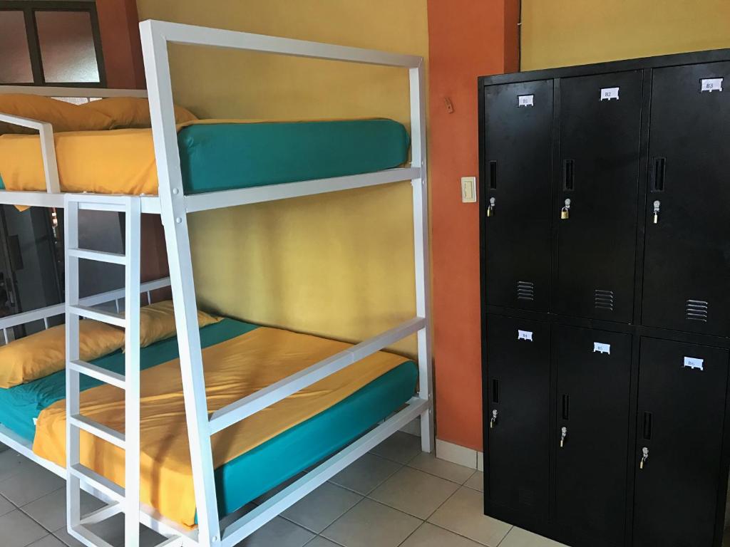 Palanda nebo palandy na pokoji v ubytování Sandy Toes Hostel