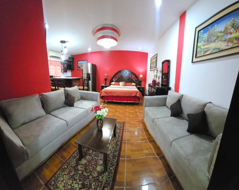 a living room with a couch and a table at El Tesoro de Arturo in Tilapa