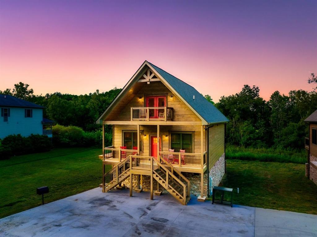 a house with a porch and a deck at Paradise Point in Pigeon Forge