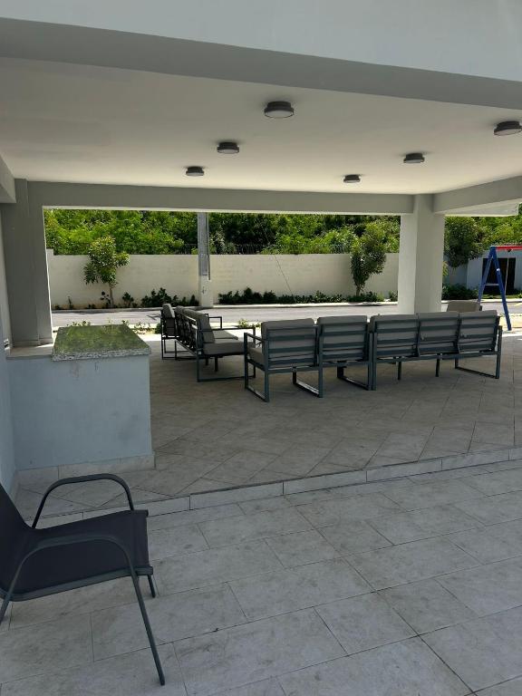 a group of benches sitting on a patio at Estilo tropical 1 in La Romana