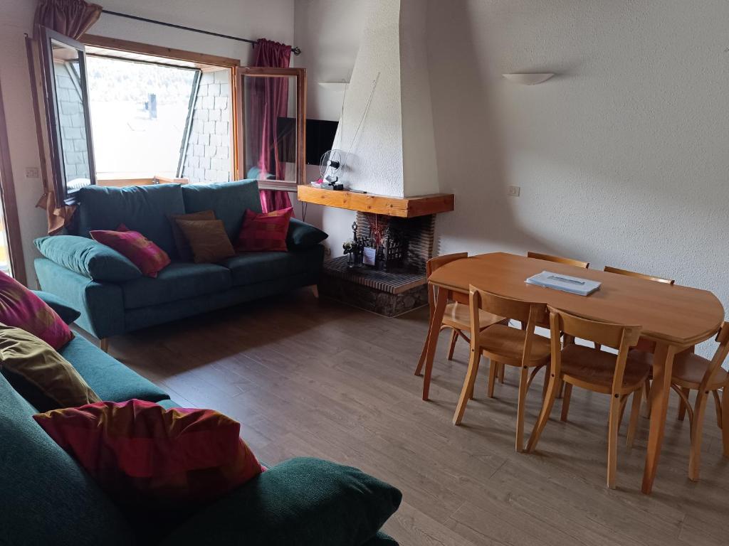 a living room with a table and a couch at SUITEDREAMS - Camp de Baix in La Massana