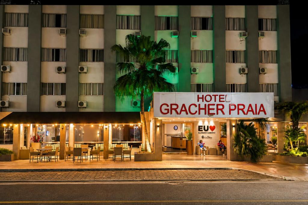 ein Hotel-Großplatz mit einem Schild vor einem Gebäude in der Unterkunft Hotel Gracher Praia in Balneário Camboriú