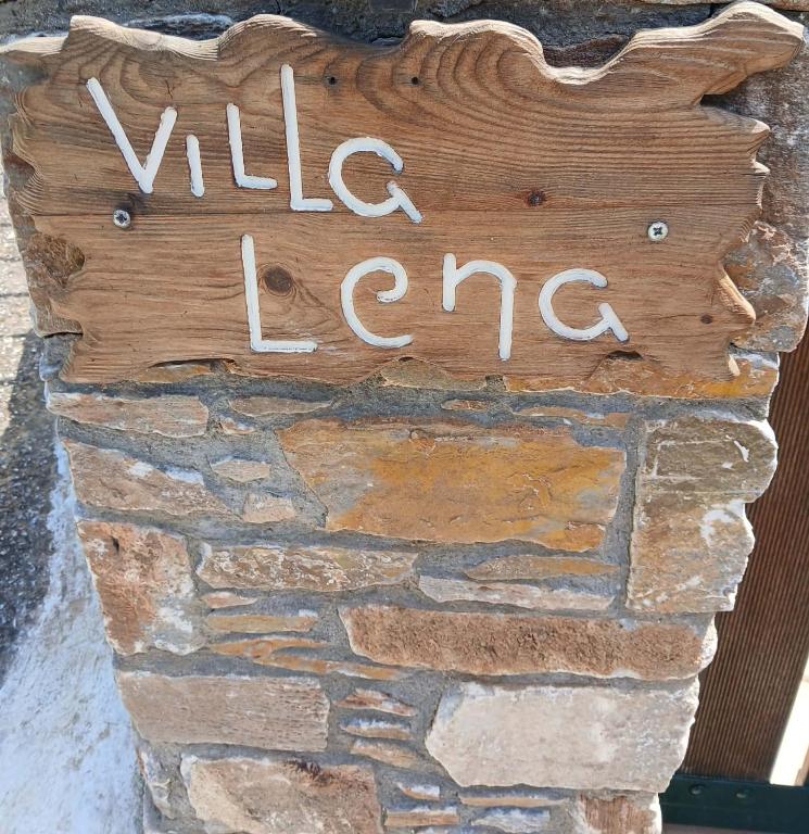 a sign on the side of a brick wall at VILLA LENA - ΑΝΔΡΟΣ in Batsi