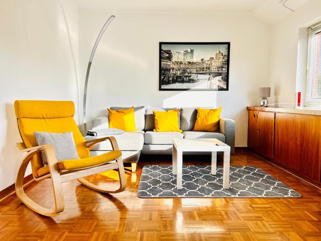 a living room with a couch and two chairs at 3 sonnige Appartements in Soltau in Soltau