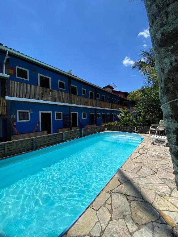 a large swimming pool in front of a building at Maré Alta 400 mt da praia de Maresias in Maresias