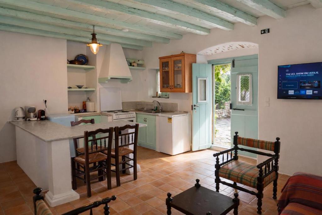 a kitchen with a table and chairs in a room at Incavo in Potamós