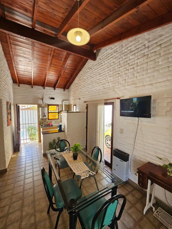 Una televisión o centro de entretenimiento en CASA TILO con pileta exclusiva