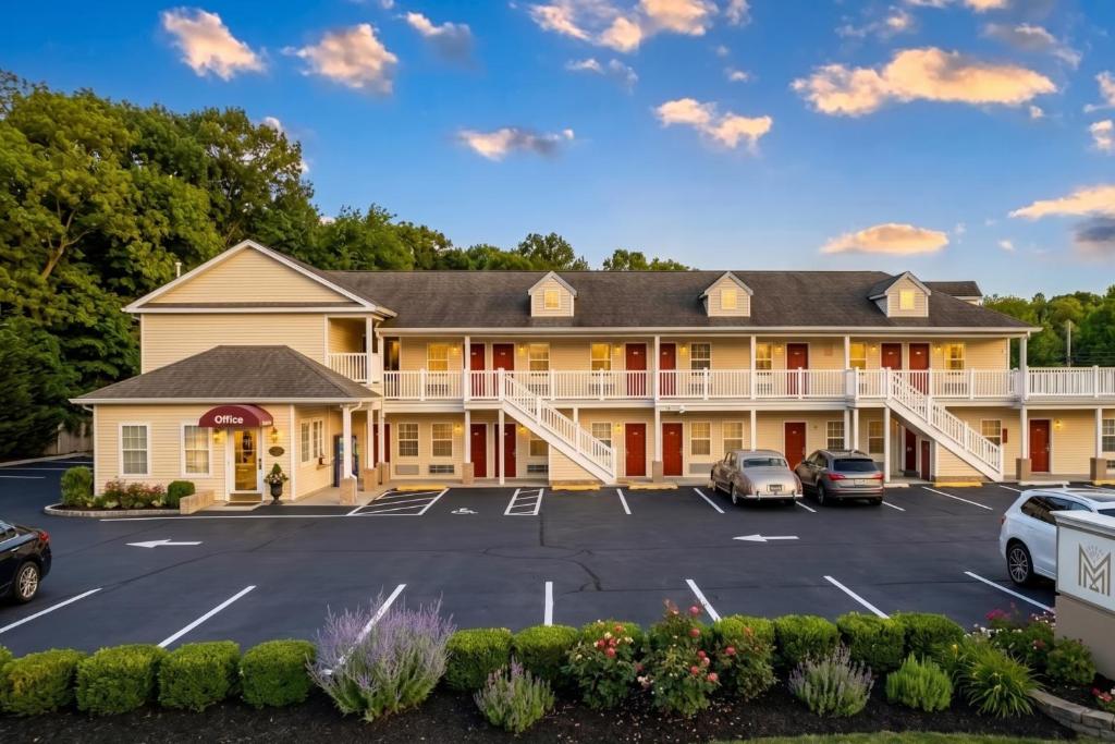 a view of the inn from the parking lot at At 9 Motel Near Freehold I-195 in Howell
