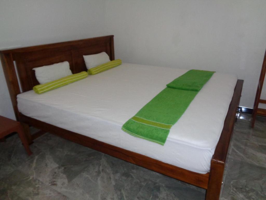 Postel nebo postele na pokoji v ubytování Jayaru Guest House