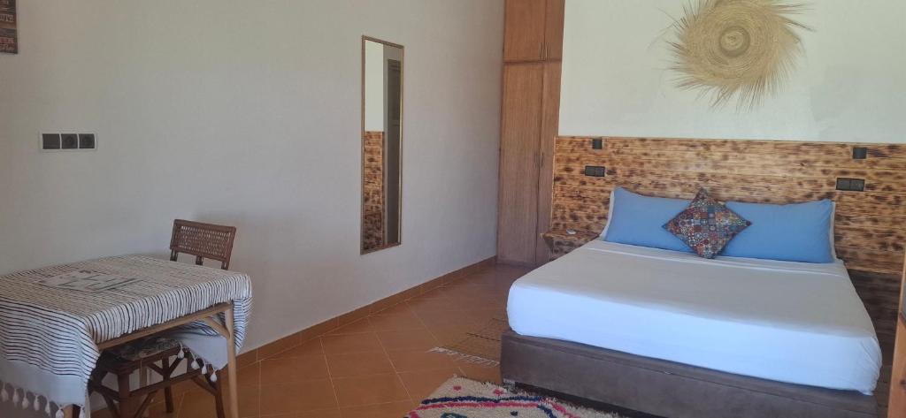 a bedroom with a bed and a table in it at Darna 2 in Demina