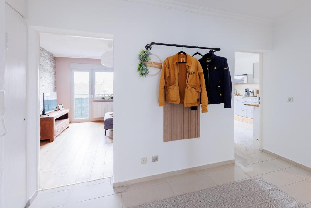 a room with a hallway with a coat hanging on a wall at Living Lu - cosy Apartment three - nähe Mannheim - BASF - Netflix - 3 Zimmer in Ludwigshafen am Rhein