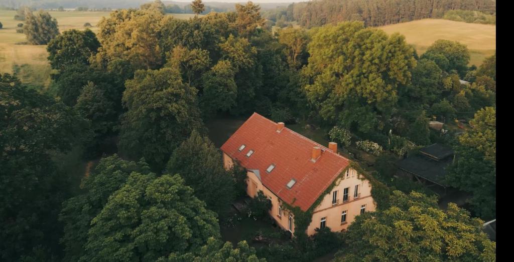 an aerial view of a house with a red roof at Feriendomizil Alter Garten in Temmen-Ringenwalde