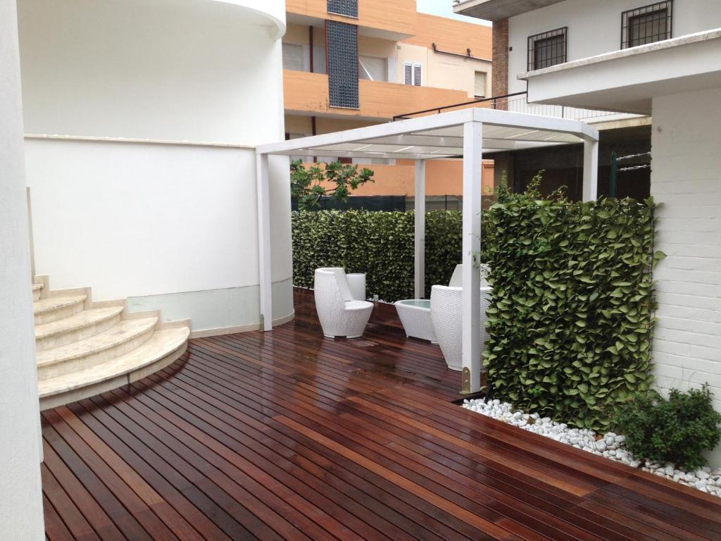 an outdoor deck with two toilets under an umbrella at La Villetta in Giulianova
