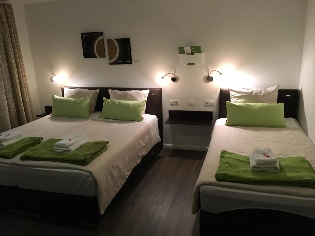 Postel nebo postele na pokoji v ubytování Hotel Tau-Lünne