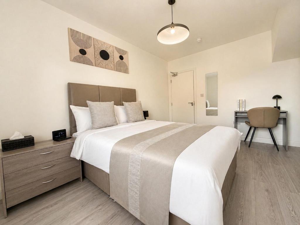 a bedroom with a large bed and a desk at ExecStay - Central Reading - Premium Solo Stays in Reading