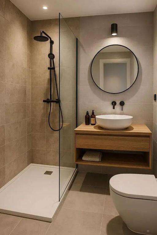 ein Badezimmer mit Dusche, Toilette und Waschbecken in der Unterkunft Lunitos 6 in Chuy