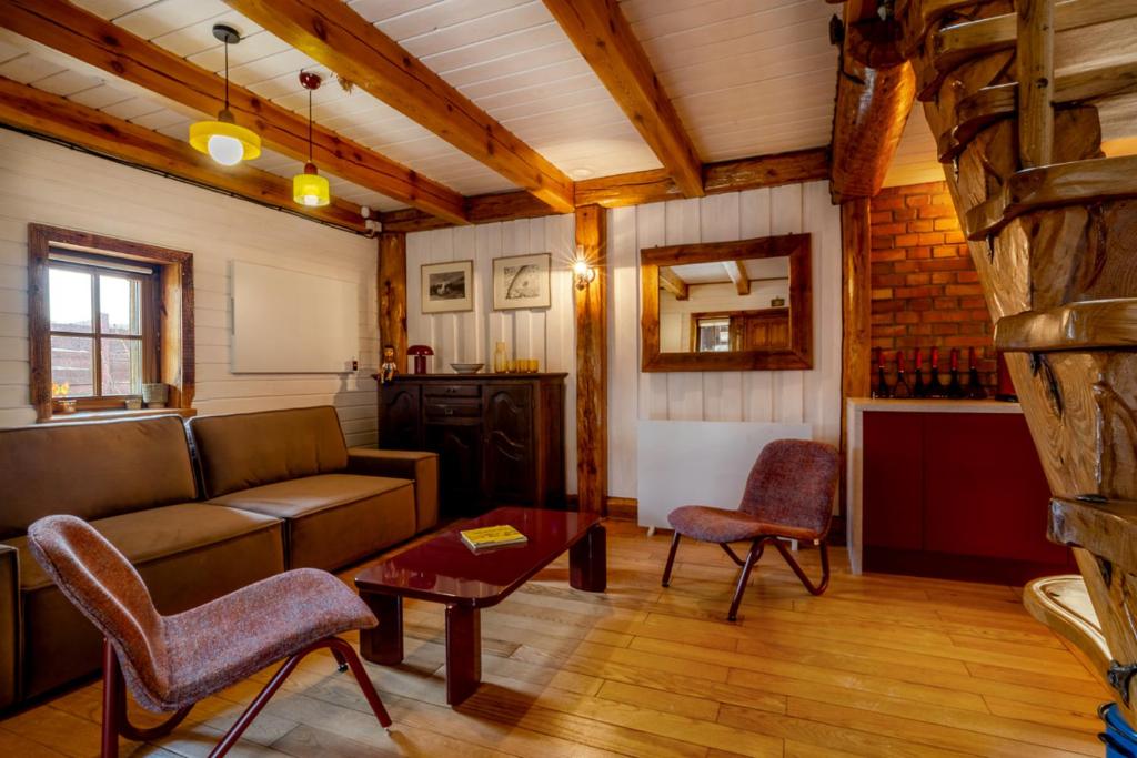 a living room with a couch and chairs and a table at Tylko Dobro Dom Księżyca in Pabianice