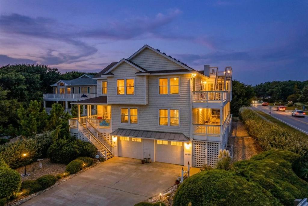 6BR Soundfront Private Pool, Hot Tub, Rooftop Deck