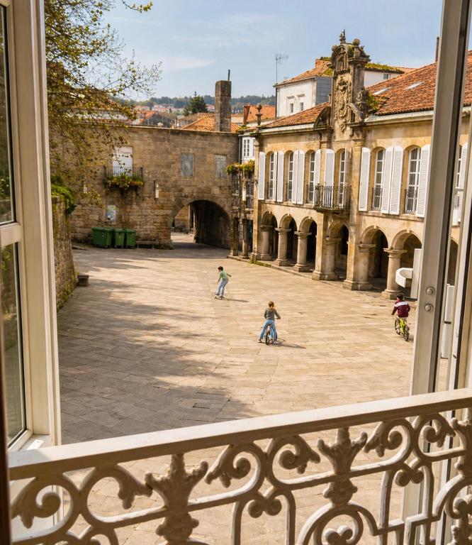 two children playing in the courtyard of a building at Casa Bolumburu in Pontevedra