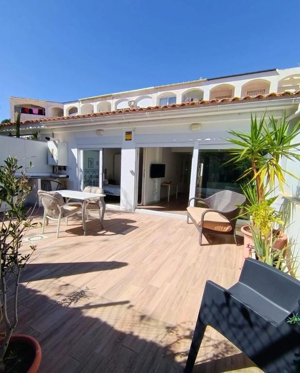 a patio with a table and chairs on a house at Adosado en Casco Antiguo con piscina in Altea