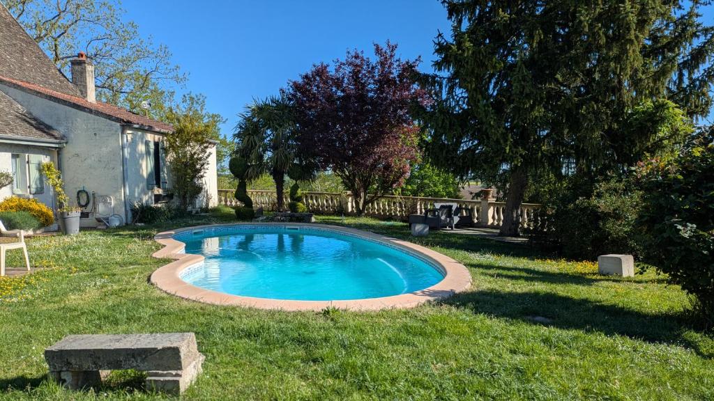 a small swimming pool in the yard of a house at Le Jardin Suspendu in Chivres