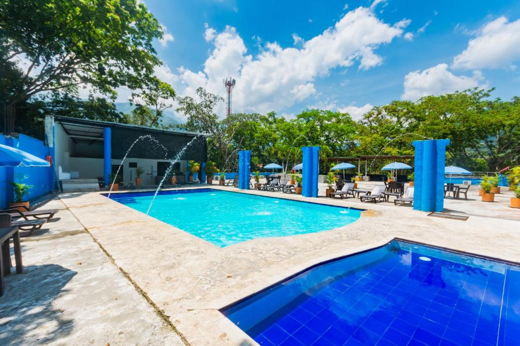ein Swimmingpool mit Springbrunnen im Garten in der Unterkunft Hotel San Jeronimo Tropical in San Jerónimo