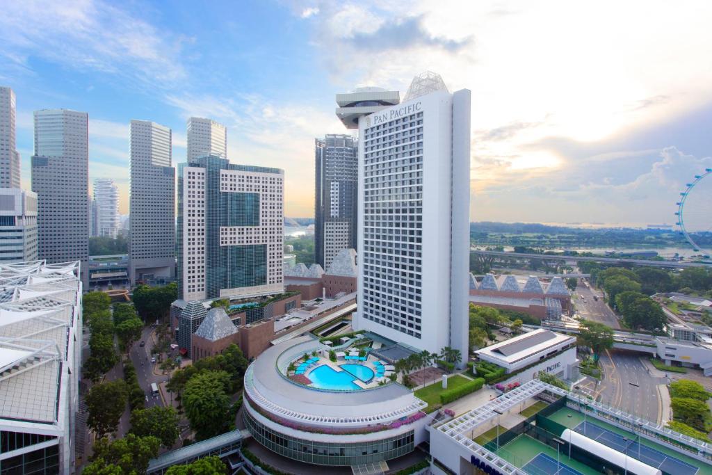 une vue aérienne sur une ville avec un grand bâtiment dans l'établissement Pan Pacific Singapore, à Singapour