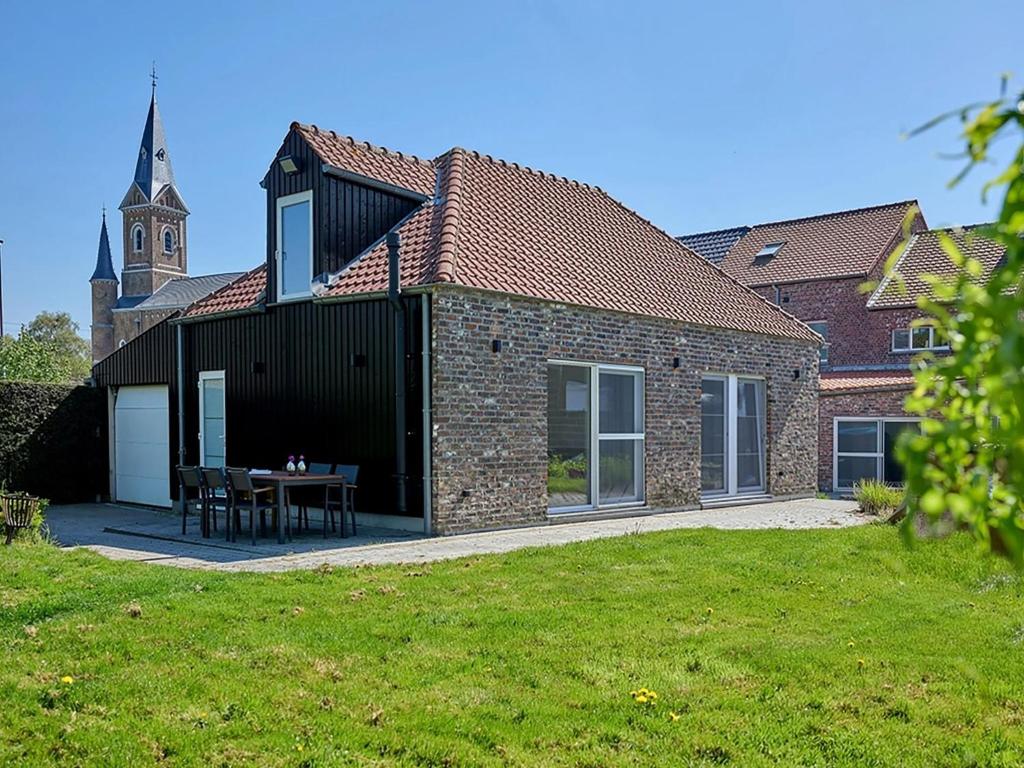 a house with a table and a church at Jantjes Tuin in Mall