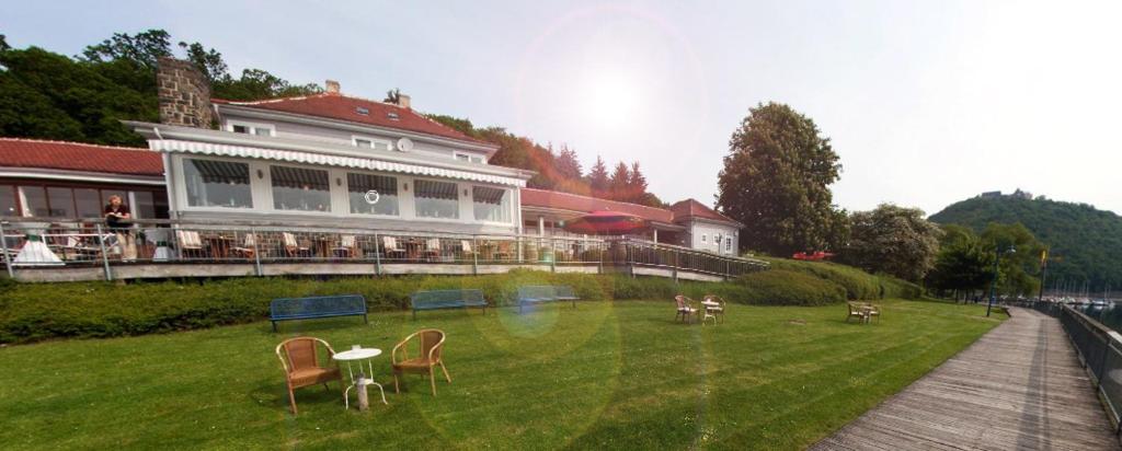 Zahrada ubytování Strandhaus Edersee Nr 12 - Kaminzimmer, Seeblick, Badestrand, Seeterrasse