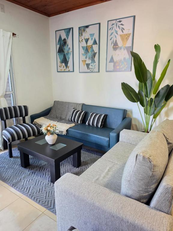 a living room with two couches and a table at Rincón Esmeralda in Mercedes