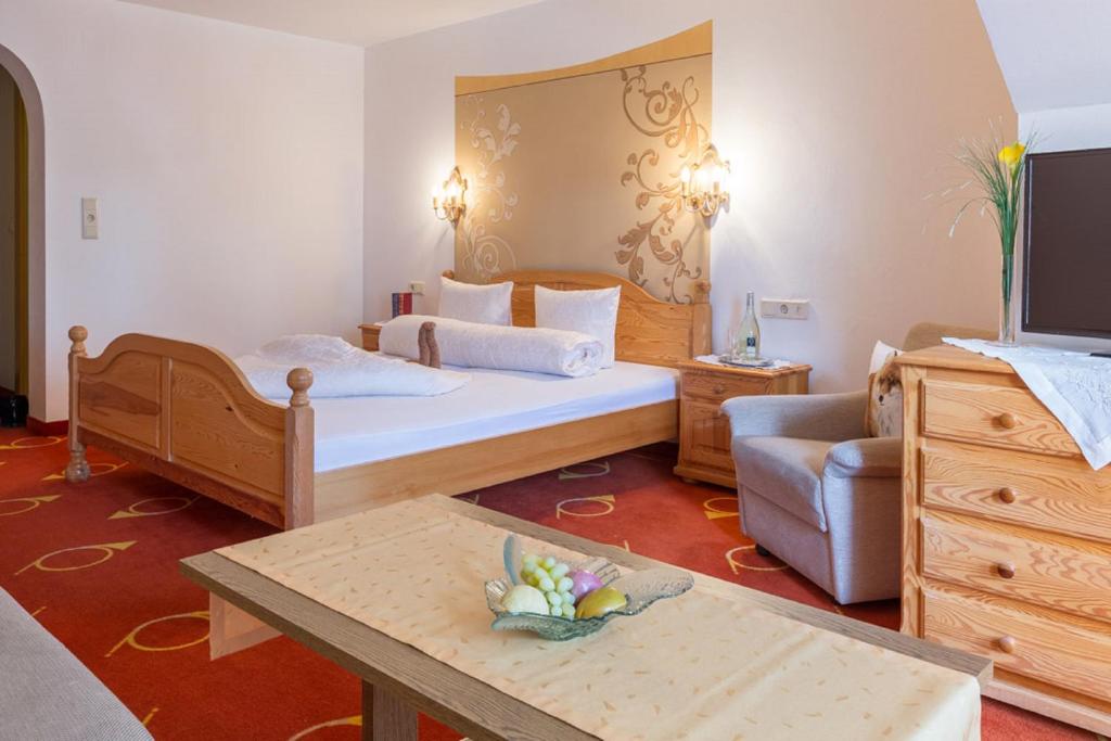 Postel nebo postele na pokoji v ubytování Sterzinger Posthotel