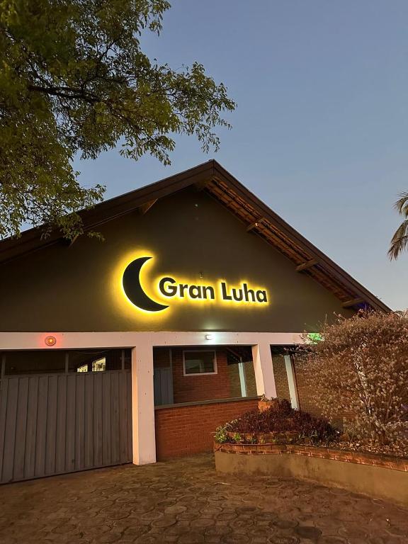 a sign on the side of a building at Gran Luha Motel, Hotel in Brotas
