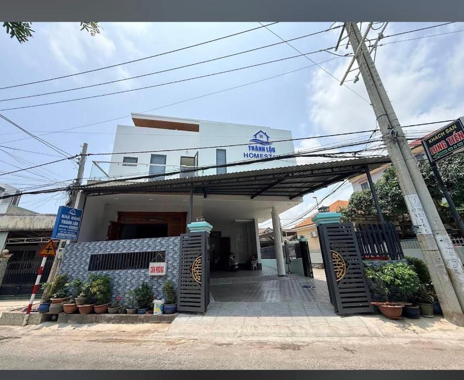 a building with a gate in front of it at Nhà Nghỉ THÀNH LỘC in Long Hai