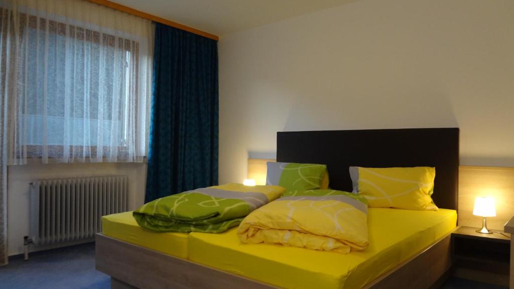 Posteľ alebo postele v izbe v ubytovaní Ferienhaus Willi