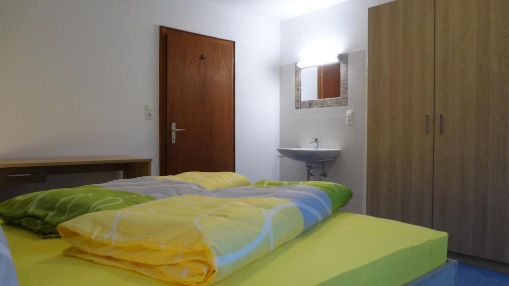 Posteľ alebo postele v izbe v ubytovaní Ferienhaus Willi