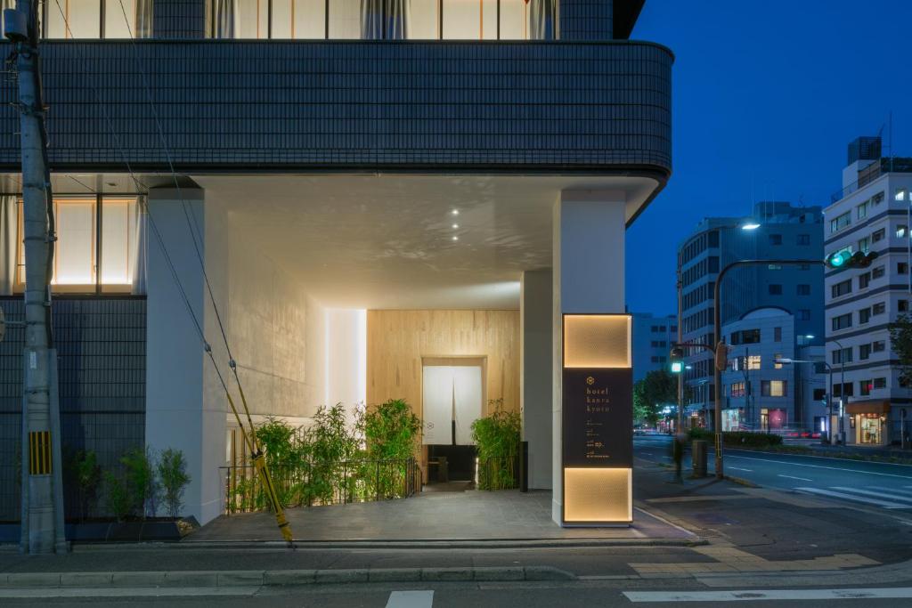 京都市にあるhotel kanra kyotoの道路中の看板建て