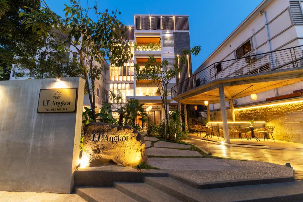 a building with a sign that reads il muzico at LT Angkor Hotel in Phumĭ Réach Born (2)