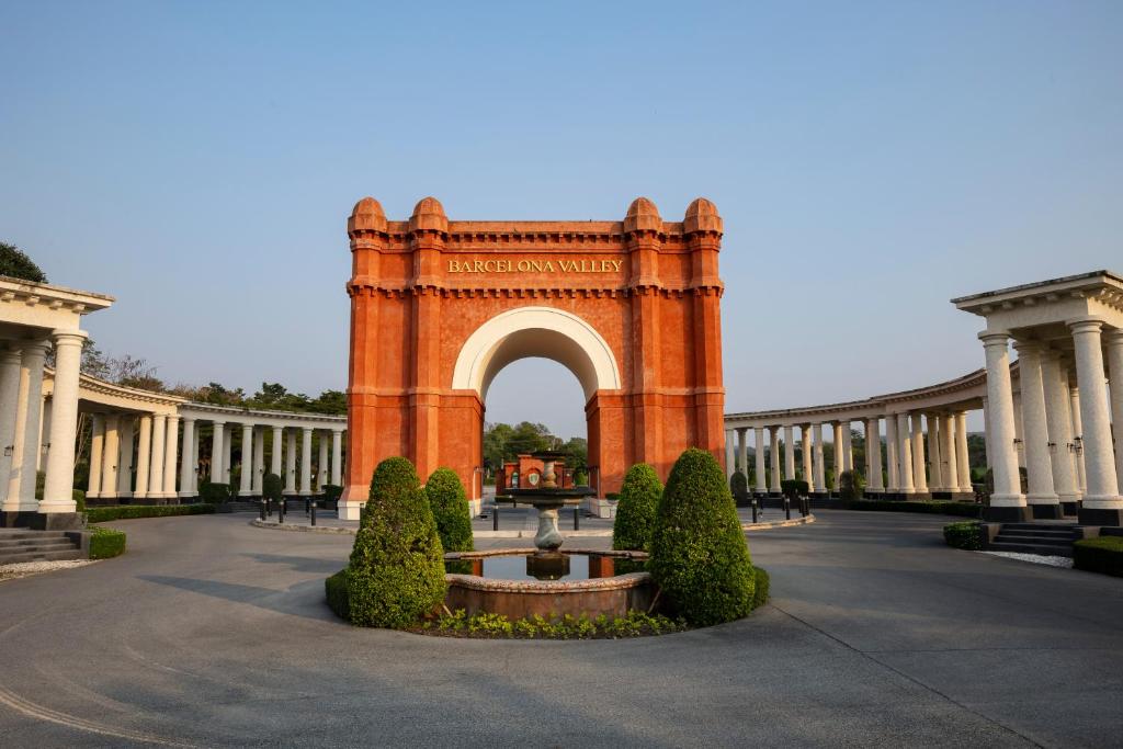 an arch in the middle of a building at Rayong Royal Residence in Ban Chang